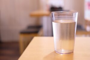 めまい・難聴治療のための水分摂取（コップの水）