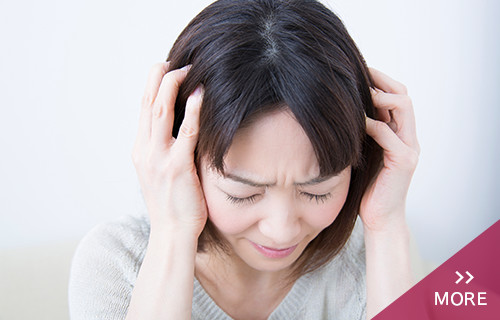 低音障害型感音難聴による耳閉感や音の響きに悩む女性
